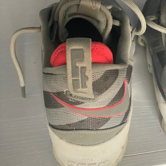 Nike Lebron XIV Low Mens Basketball Sneakers Grey in colour. Size 10 - Picture 3 of 4